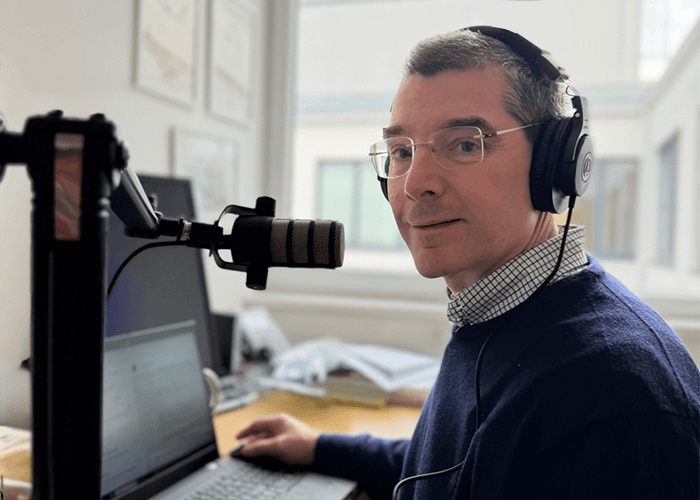 Dr. Georg Endler nimmt einen Podcast auf